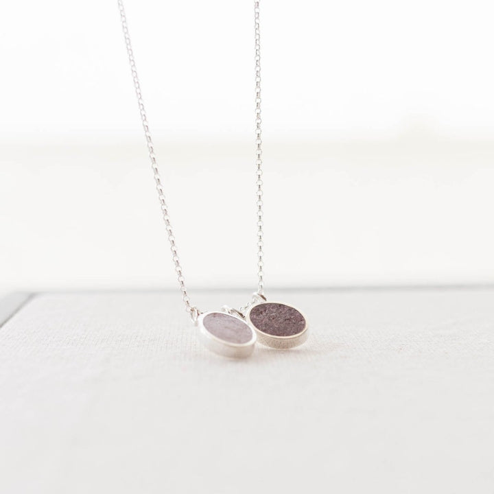  - Amuletinho Andar com Fé - quartzo rosa + granada - Ateliê Camila Lovisaro