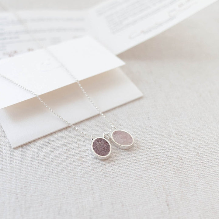  - Amuletinho Andar com Fé - quartzo rosa + granada - Ateliê Camila Lovisaro