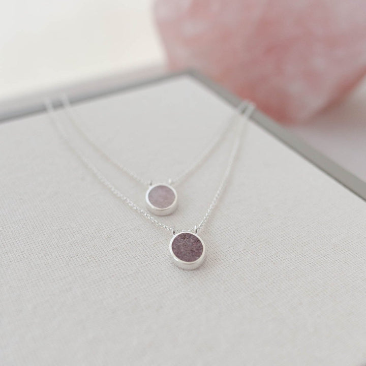  - Amuletinho Andar com Fé - quartzo rosa + granada - Ateliê Camila Lovisaro