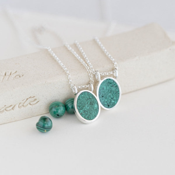  - Amuletinho Equilíbrio - malaquita - Ateliê Camila Lovisaro