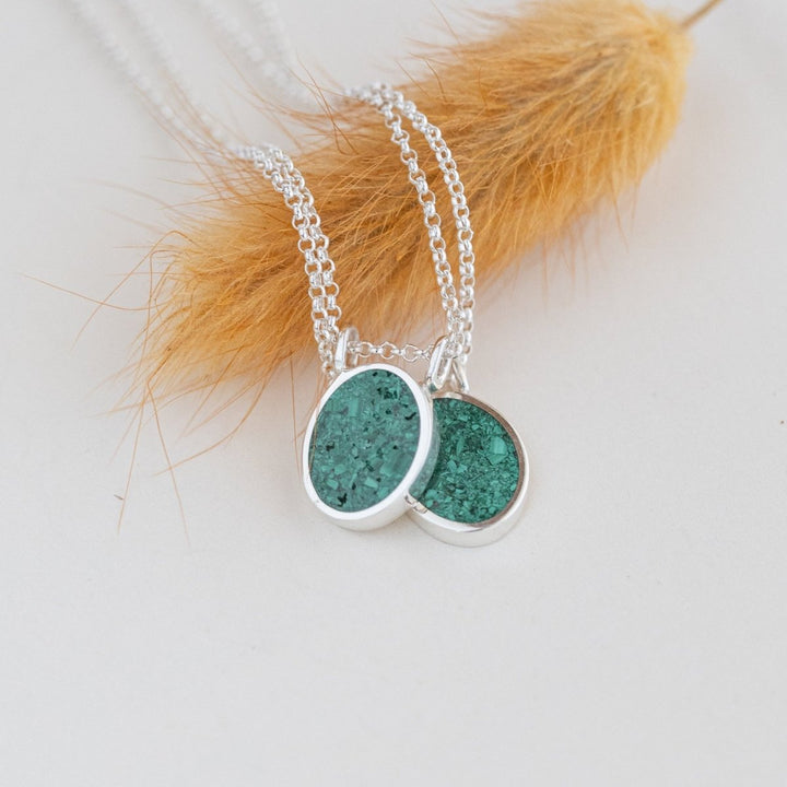  - Amuletinho Equilíbrio - malaquita - Ateliê Camila Lovisaro