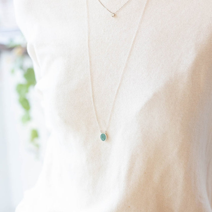  - Amuletinho Equilíbrio - malaquita - Ateliê Camila Lovisaro