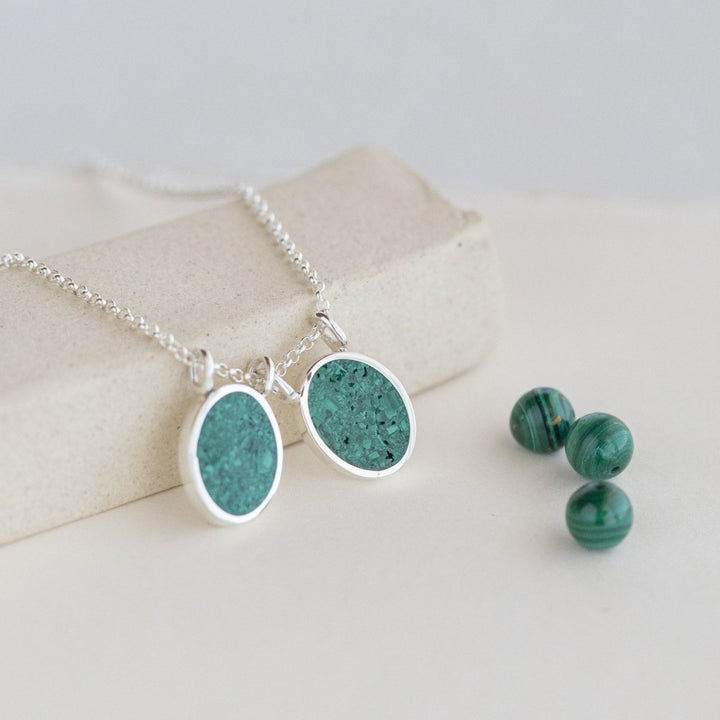  - Amuletinho Equilíbrio - malaquita - Ateliê Camila Lovisaro