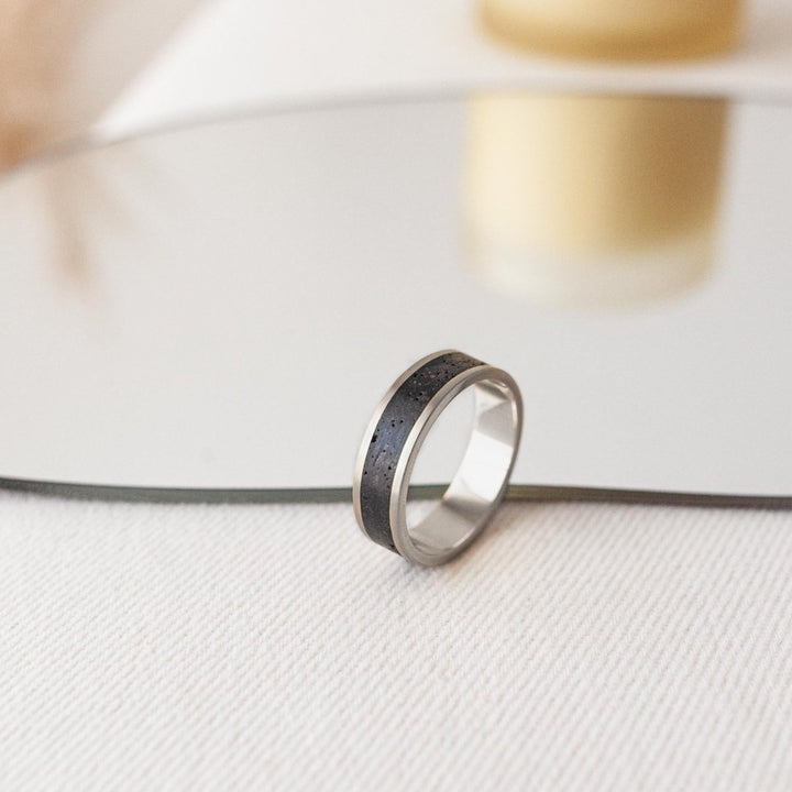 CLCL - AN M AU 18K E JAC - Anel Linhas M em ouro 18k - pronta entrega - Ateliê Camila Lovisaro
