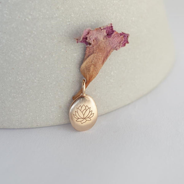 CLCM - COL MED LÓTUS AG PIN AU - 1 - Pingente Flor de Lótus - Ateliê Camila Lovisaro