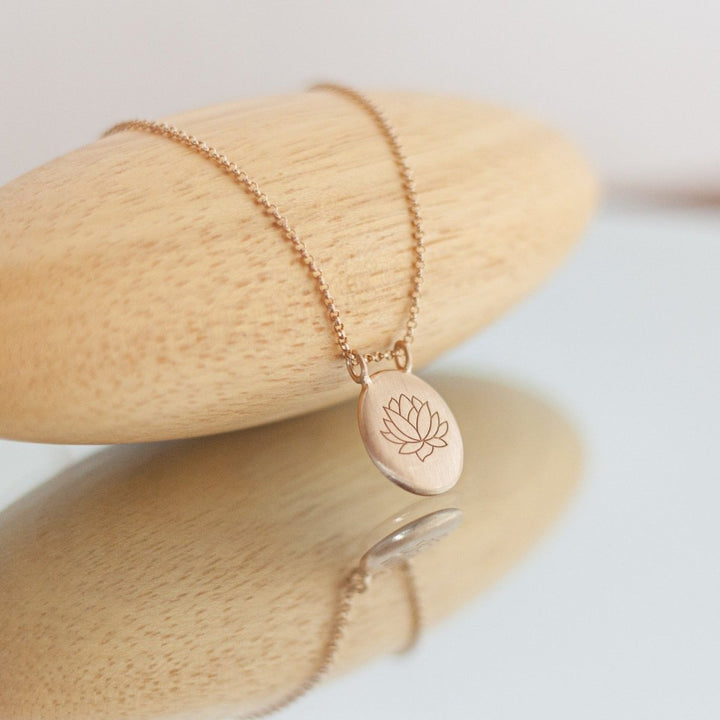 CLCM - COL MED LÓTUS AG PIN AU - 1 - Pingente Flor de Lótus - Ateliê Camila Lovisaro