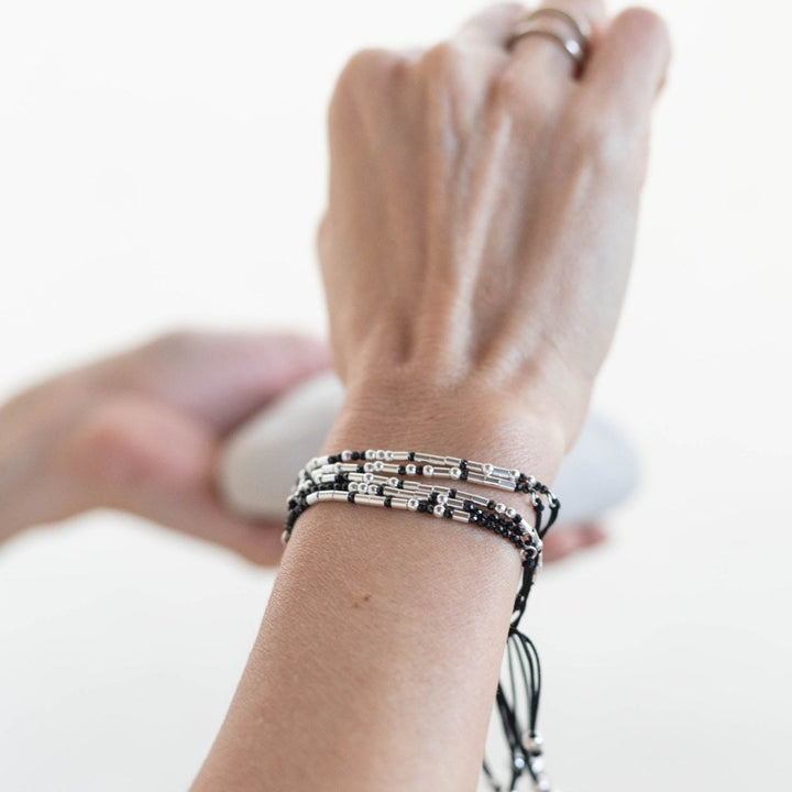  - Pulseira Decifra - me - Coragem - pronta entrega - Ateliê Camila Lovisaro