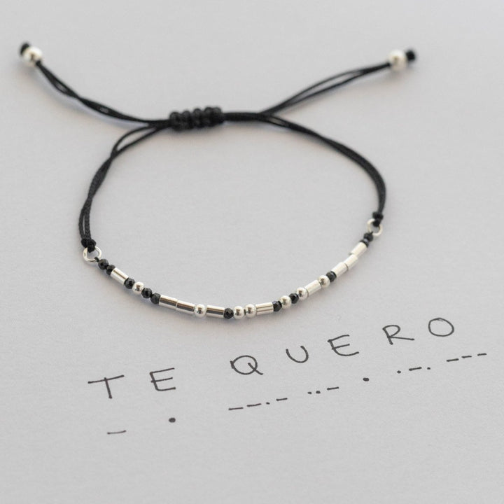  - Pulseira Decifra - me - Te Quero - Ateliê Camila Lovisaro