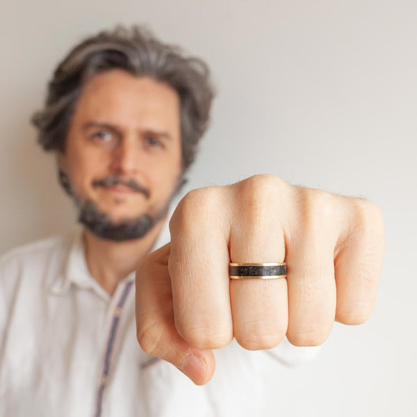 CLCL - AN M AU 18K E JAC - Anel Linhas M em ouro 18k - Ateliê Camila Lovisaro